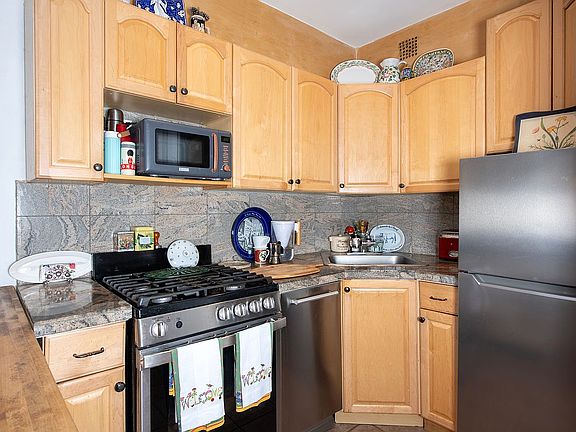 5th image of 123 W 80th St APT 2R