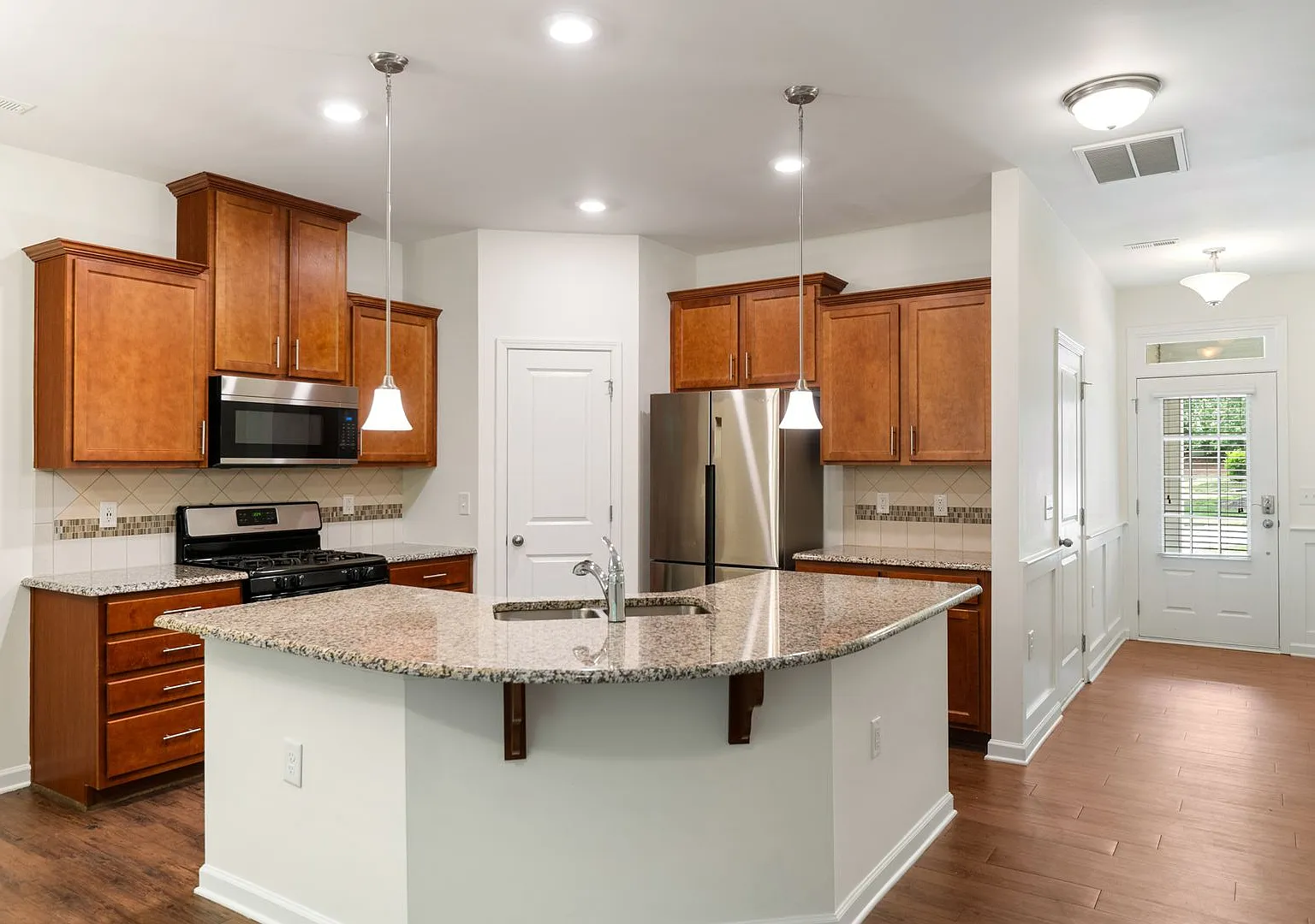 3be / 2.5ba Townhouse with Screened Porch and Community Pool in North Durham — Photo 3