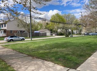 2086 Ridgemont Rd, Grosse Pointe Woods, MI 48236