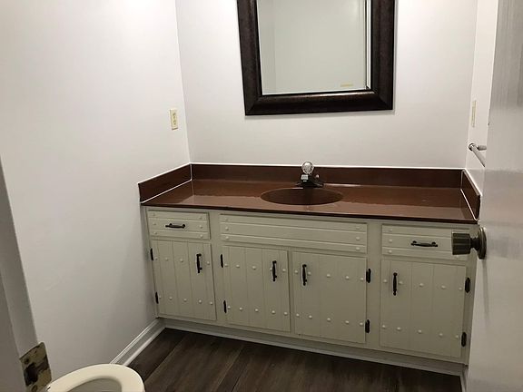 3rd image of 60 Beechwood Dr