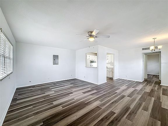 4th image of 202 BEDFORD TRAIL #103