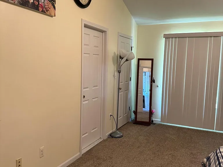 456 Essex Dr — Photo 2