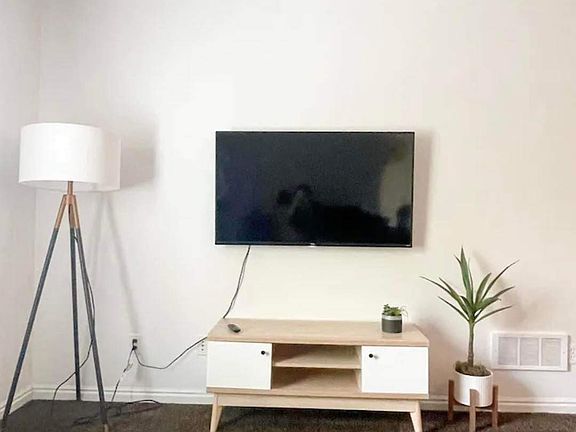 5th image of 920 Andrews Pl #3B
