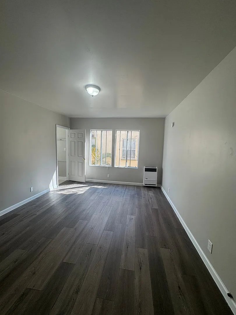 Crenshaw Apts LLC — Photo 2