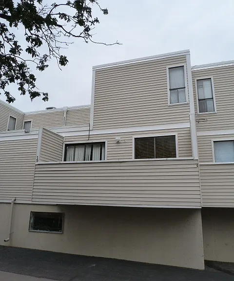 1050 S Monaco Pkwy #15 — Photo 2