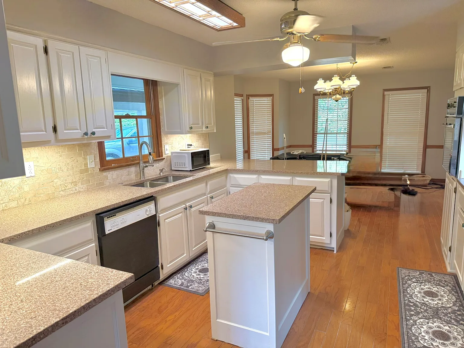 3 bed, 2238 sqft, $2,450 — Photo 2