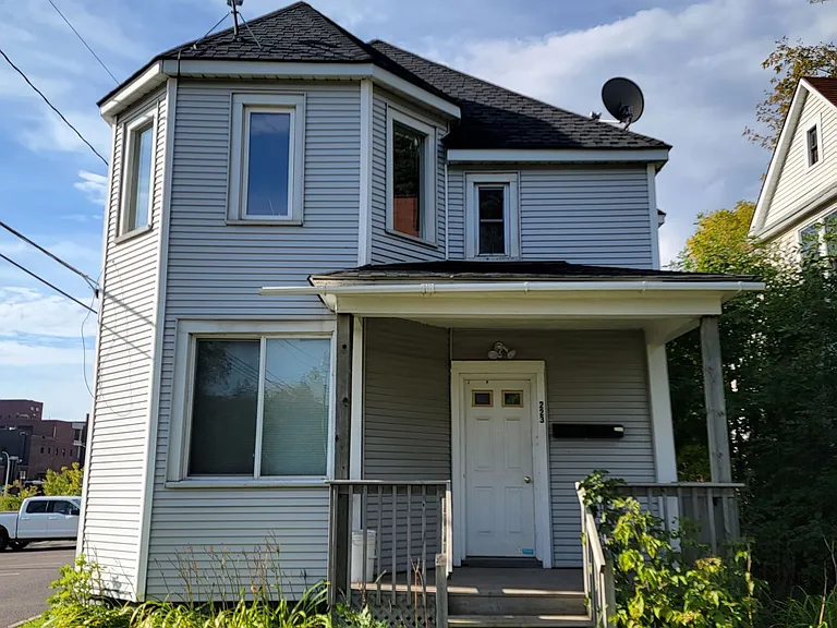 223 N 11th Ave E — Photo 4