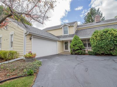 1427 W De La Warr Cir, Mequon, WI, 53092