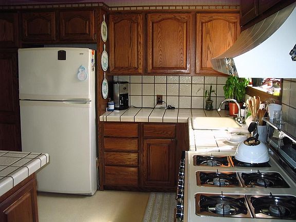 4th image of 137 Lacrosse Ave