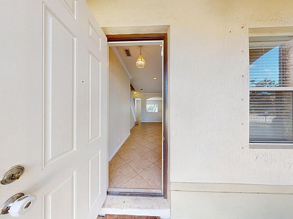 2nd image of 1007 Grove Park Cir