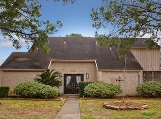 2807 Country Club Dr, Pearland, TX 77581