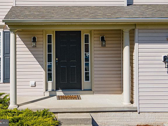 5th image of 22967 Surry Ln