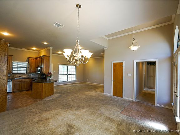 3rd image of 306 Clayton Cir