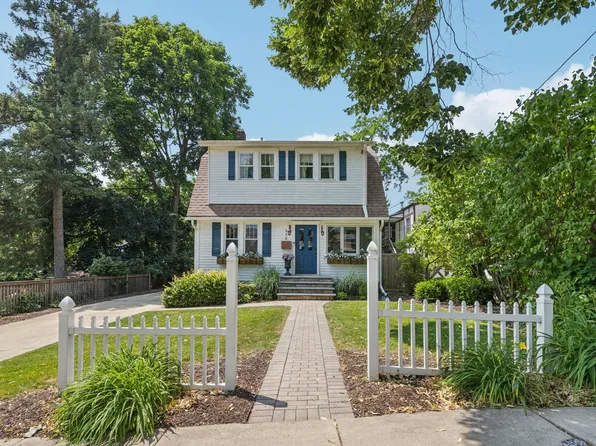 116 Campbell St, Geneva, IL 60134