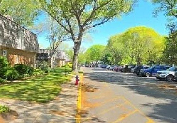 4th image of 655 Middle Country Rd