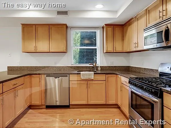 3 bed, 2.5 bath, 1700 sqft, $4,200 — Photo 3