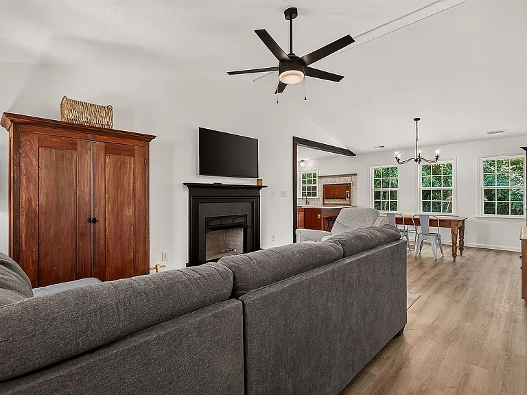 107 Cartwright Ct — Photo 4