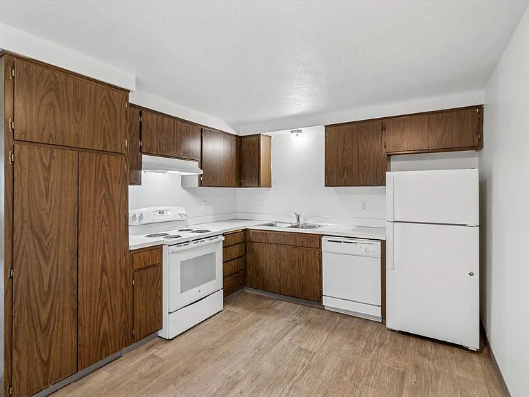 Sequoia Apartments — Photo 6