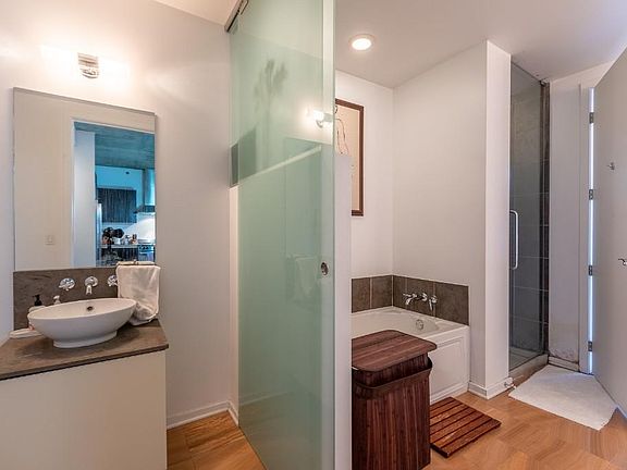 5th image of 600 N Fairbanks Ct Floor At1509