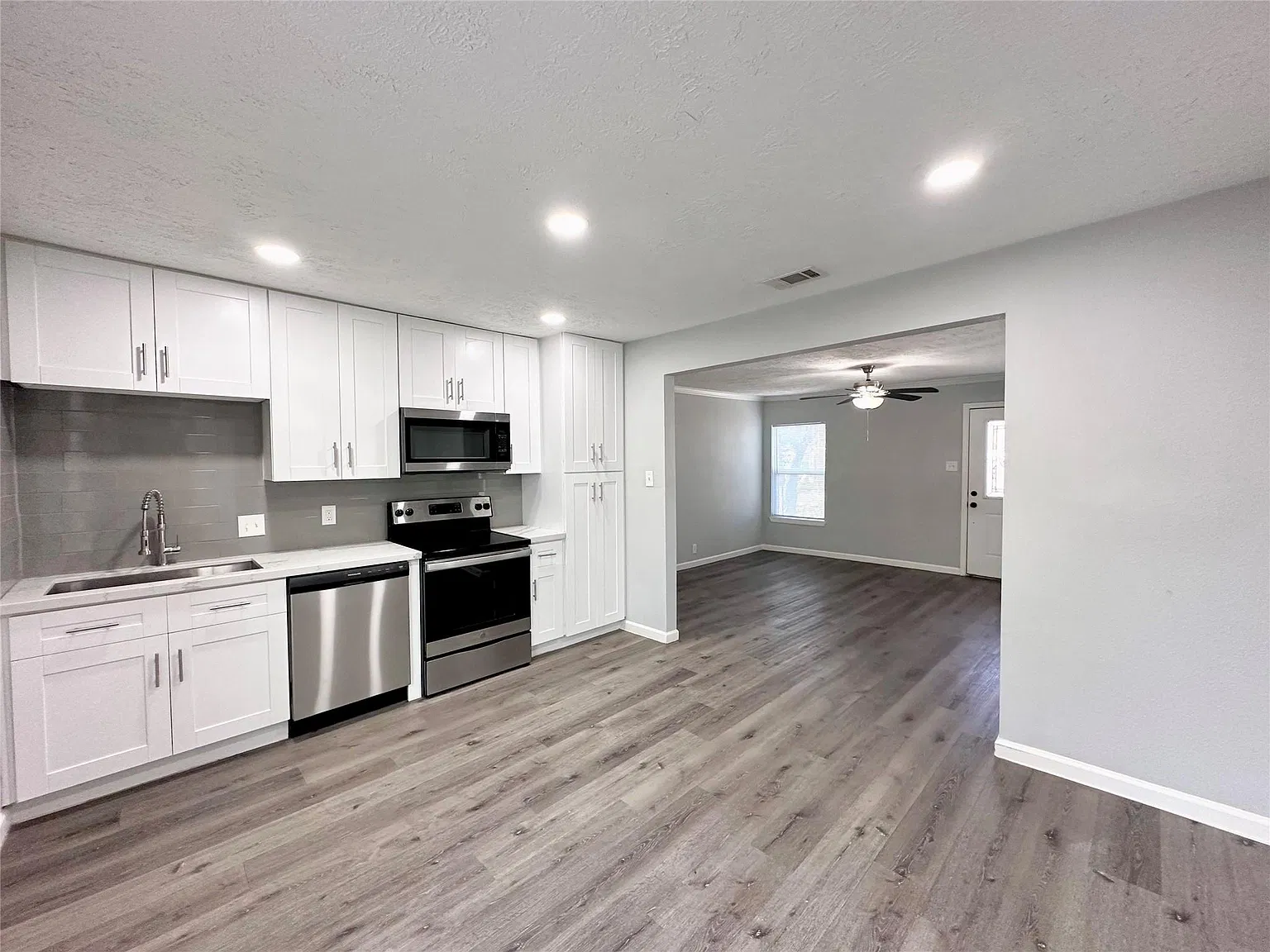 3 bed, 1.0 bath, 966 sqft, $1,295 — Photo 2