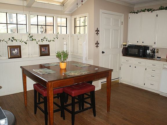 4th image of 906 Chinquapin Dr