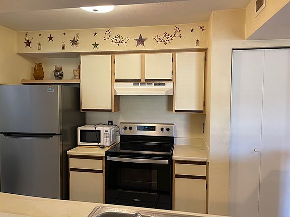 3rd image of 3016 Parkway Blvd #2B