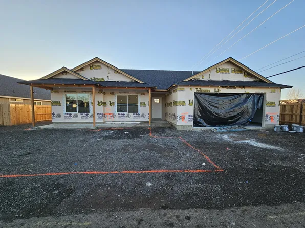 10 Birdie Dr, Eagle Point, OR 97524