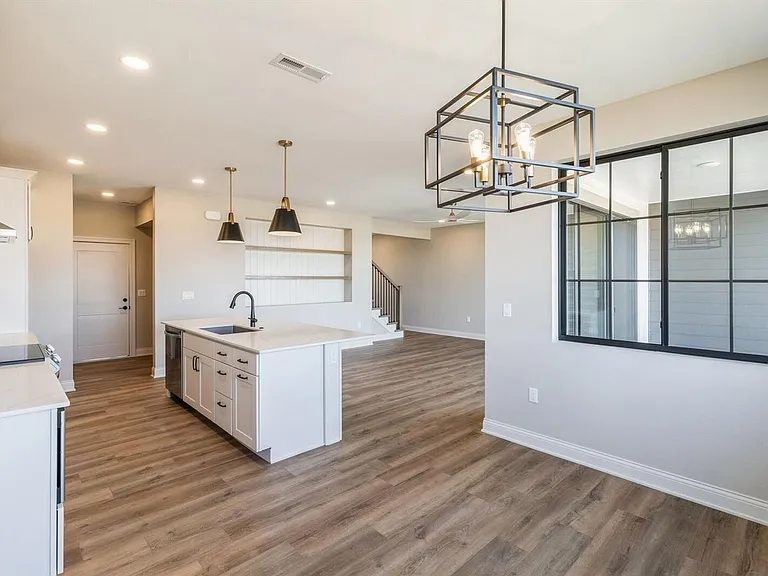 2103 Lacey Dr — Photo 4