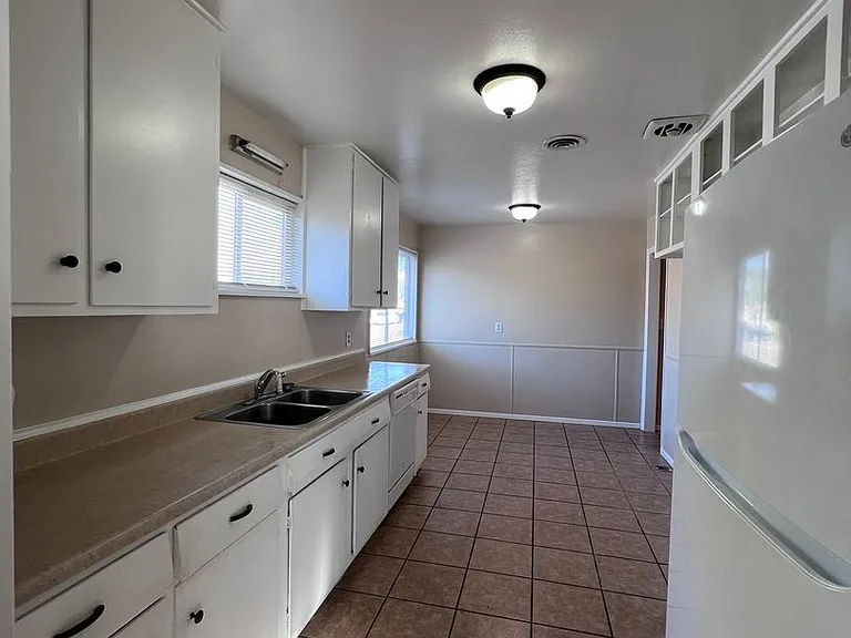 418 N Oak St — Photo 3