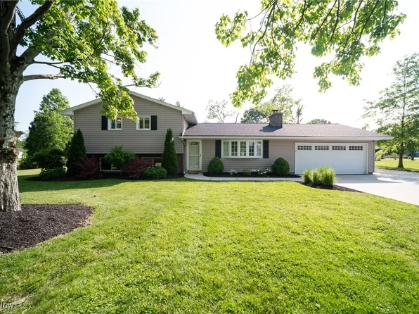 8371 Cranwood Dr, Chesterland, OH 44026