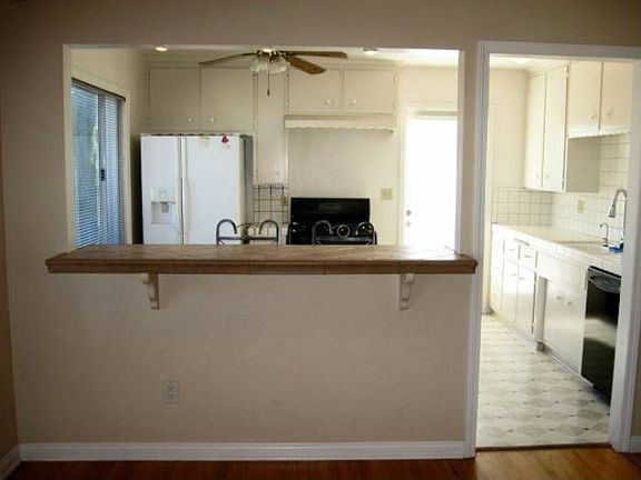 Kitchen w/ Eating Counter