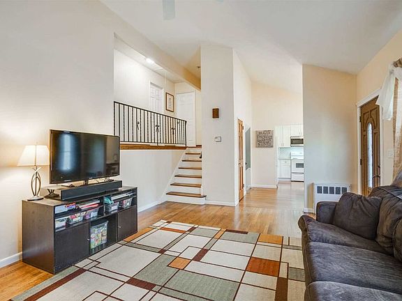 3rd image of 22 Capitol Pl