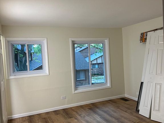 4th image of 1S163 Winthrop Ln