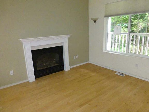 5th image of 32216 Benbow Dr E
