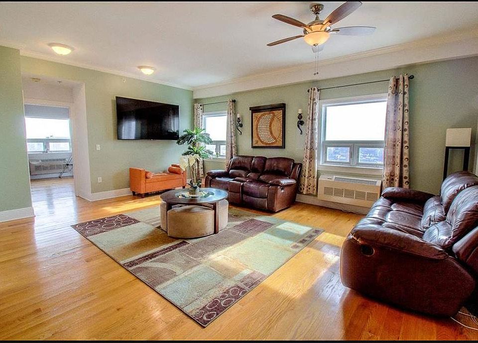 1st image of 809 22nd St APT 1106