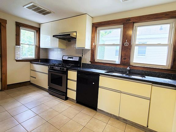 2nd image of 71 Scammell St #2