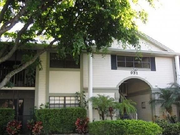 3rd image of 931 NE 199th St APT 204