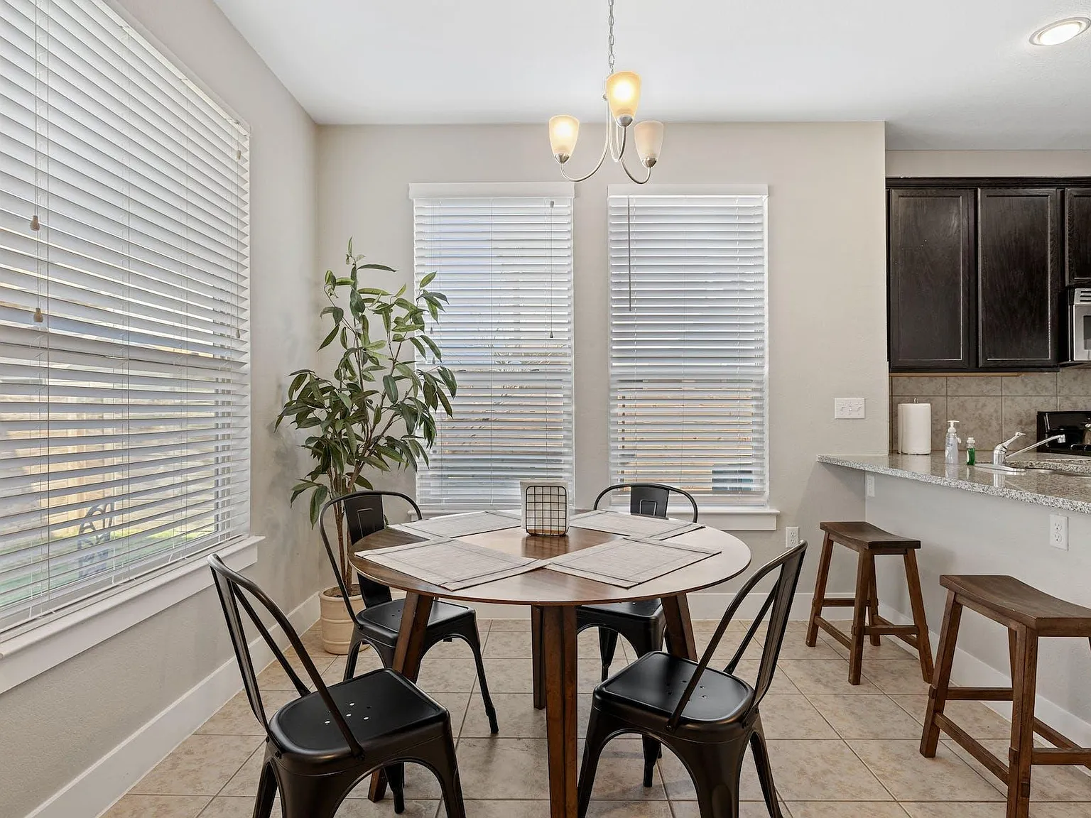 3 bed, 2.5 bath, 1184 sqft, $2,500 — Photo 4