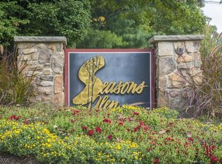 60 Maple Ln, Mount Arlington, NJ 07856