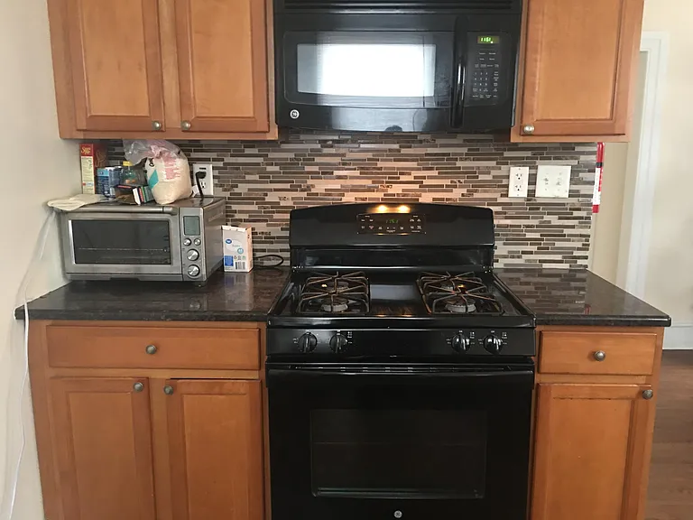 146 E High St — Photo 3