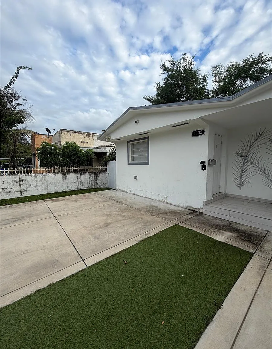 36th St Manor — Photo 1