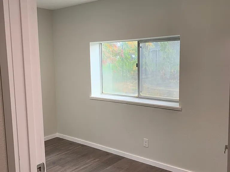ES2605 - T Street Apartments — Photo 11