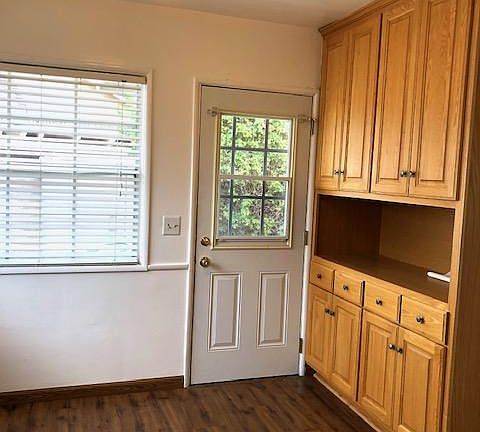 4th image of 714 E Lemon Ave