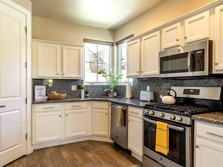 2556 W Clement Cir — Photo 12