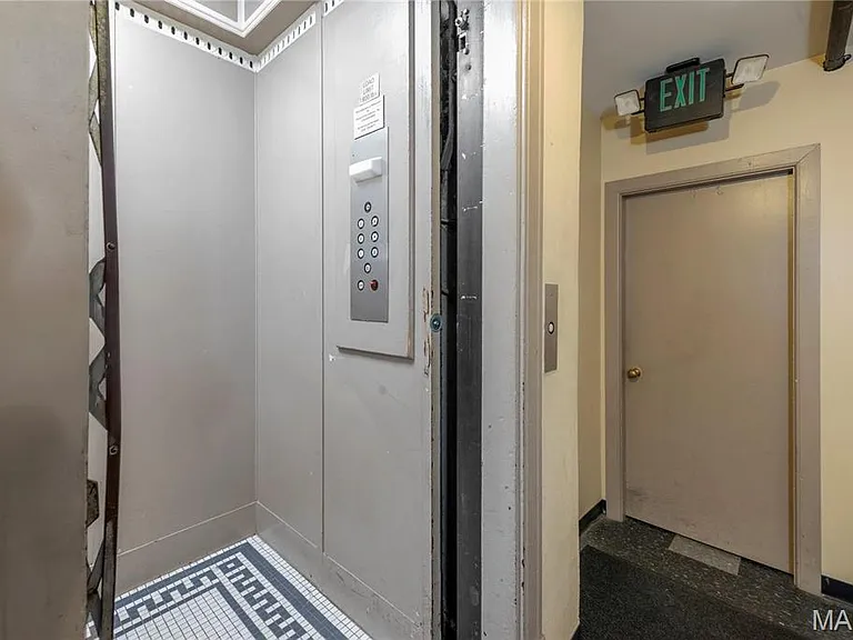 5510 Waterman Blvd #202 — Photo 40