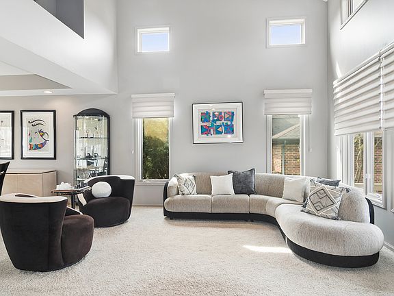 2nd image of 2038 Sheridan Rd
