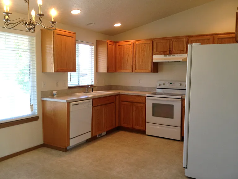 846 NW Riverbow Ave — Photo 4