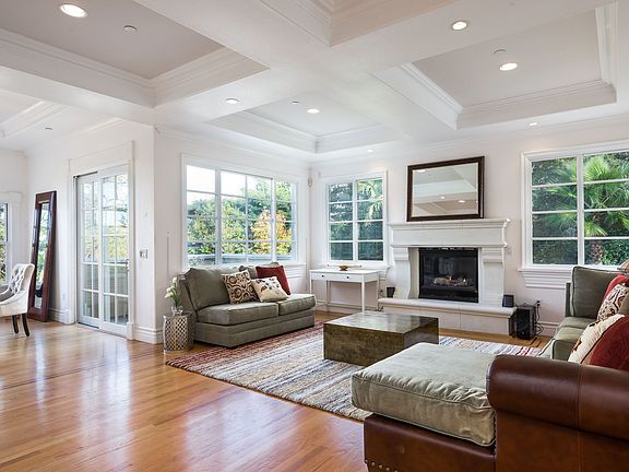 4th image of 525 Chateau Dr