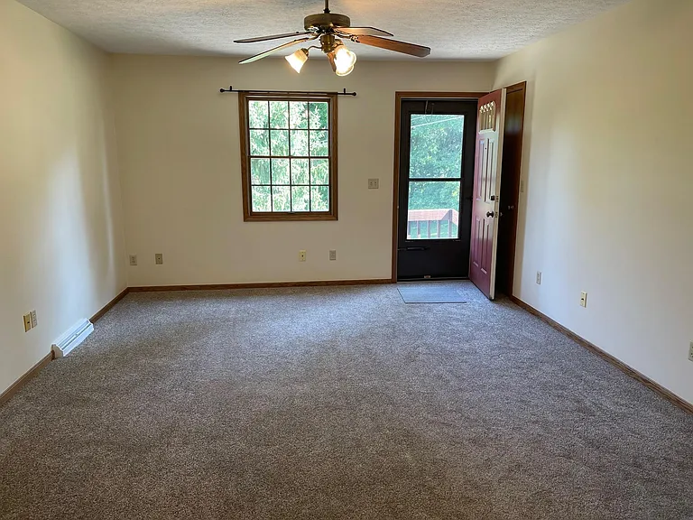 128 Summit Ave NE — Photo 3