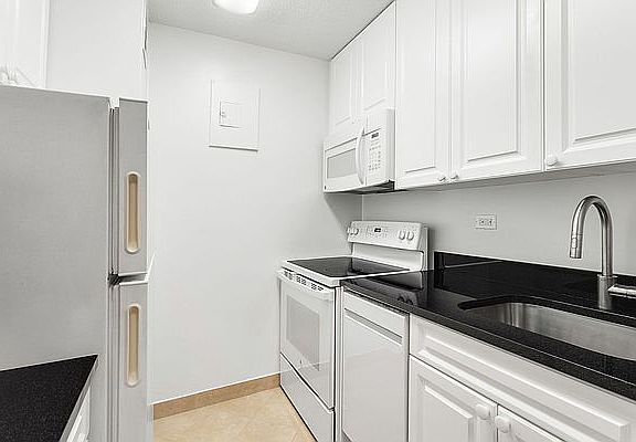 3rd image of 211 W 56th St #C8